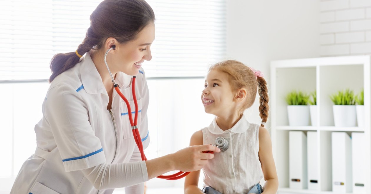 Pályakezdő orvosként a gyerekekkel dolgoznál? Ezek a legjobb szakterületek
