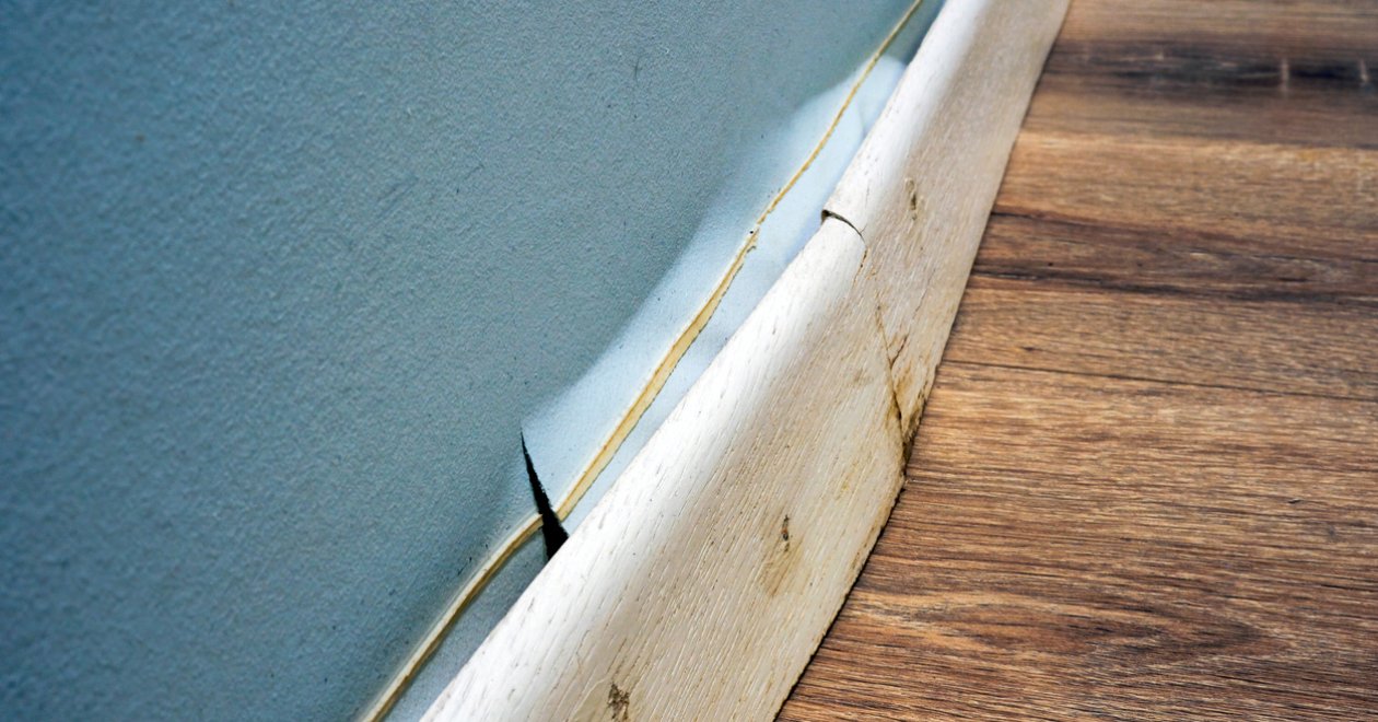 Penész a padló alatt? 7 árulkodó jel, amit nem szabad figyelmen kívül hagyni