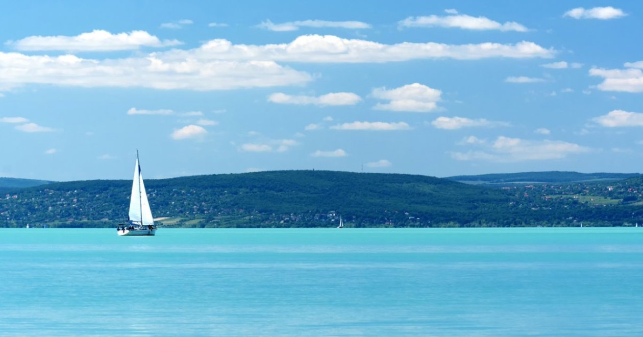 Kikötő közeli lakás a Balatonnál: vitorlázás, luxus és befektetési lehetőség egy helyen