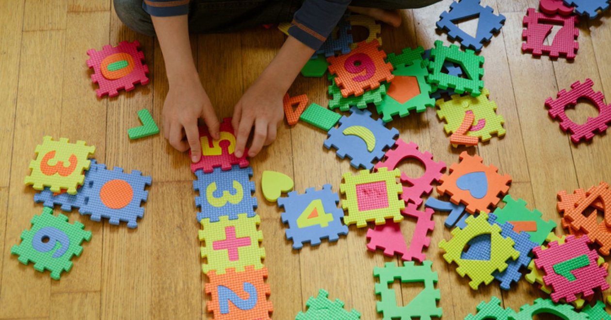 Otthonpszichológia: Miért vágyunk a fa látványára – különösen, ha gyerek is van a családban?